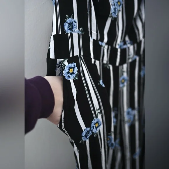 Torrid Size 2 Black, White & Blue Floral Striped Cropped Jumpsuit Women - Picture 6 of 12